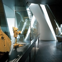 Une pièce contenant des sculptures inuit.