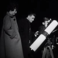De jeunes astronomes observent le ciel dans un télescope en 1965.