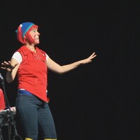Une femme déguisée en clown en spectacle sur scène