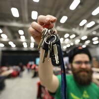 Un bénévole de Nez rouge brandit des clés de voiture.