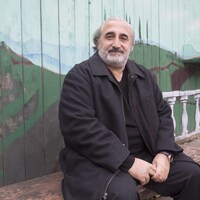 Le professeur montréalais Gad Saad sourit sur un banc.