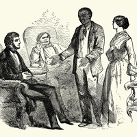 Le personnage noir de Tom se tient debout à côté d'une femme et devant deux hommes blancs assis dans des fauteuils.