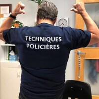 Photo de lui de dos qui porte un chandail avec l'inscription "Techniques policières".