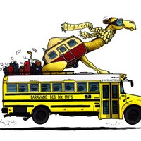 Un autobus scolaire se déplace avec un chameau sur le toit.