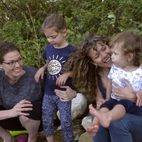 La réalisatrice Alexis Normand et sa sœur Elise s’amusent dans le sable avec leurs nièces au lac Wakaw.