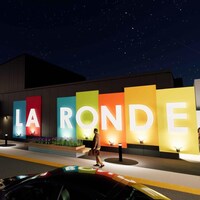 Des plans pour l'entrée du nouvel édifice du Centre Culturel La Ronde, vu de nuit.