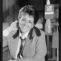 Chantal Jolis photographiée avec un microphone de CBF 690 alors qu'elle animait L'oreille musclée en 1983.