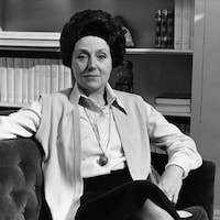 Ludmilla Chiriaeff assise dans un canapé en 1976. 