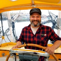 Christian Morrissette, à bord de son voilier Happy Song, dans la marina de Sept-Îles