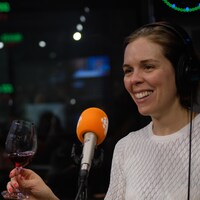 Une femme avec une coupe de vin en studio.