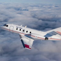 Un avion Falcon-20 du Conseil national de recherches Canada vole dans le ciel. 