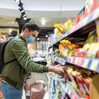 Un homme achète des produits dans un supermarché. 