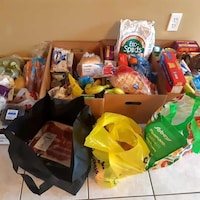 Des boîtes et des sacs remplies de nourriture.