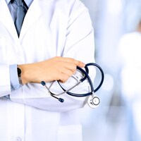 Un médecin qui tient un stéthoscope.