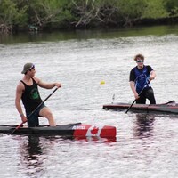 Dominic Tarassof et Finn Grahame-King dans leur canoë respectif dans l'eau.