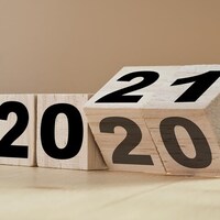 Des cubes en bois qui passent de 2020 à 2021.