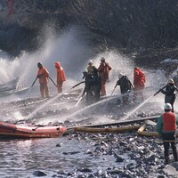 Le 21 avril avril 1989, des équipes tentent de nettoyer les côtes de l'Alaska avec des jets à haute pression.