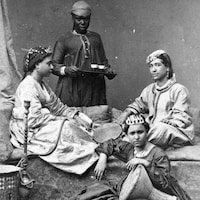 Deux femmes et une servante sont dans un harem.
