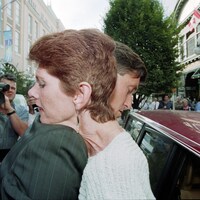 Le député Svend Robinson aide Sue Rodriguez à sortir de sa voiture après le dépôt du verdict de la Cour Suprême, le 30 septembre 1993.