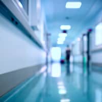 Un couloir d'hôpital.