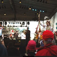 Samian, Florent Vollant et Jeffrey Papatie sont montés sur scène pour interpréter la chanson « Tshinanu » en clôture du festival Innu Nikamu.