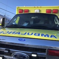 Une ambulance vue de face.