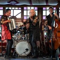 Jason Kodie, à l'accordéon,  sur scène avec les membres du groupe albertain Le Fuzz 