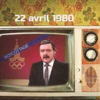 Un poste diffuse une image de l'animateur du Téléjournal Jean Ducharme avec une mortaise où est écrit le mot boycottage plaqué du logo des Jeux olympiques d'été de Moscou.
