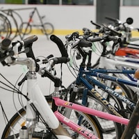 Des vélos les uns à côté des autres dans un bazar.                               