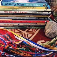 Une pile de livres à côté d'une tige de sauge.
