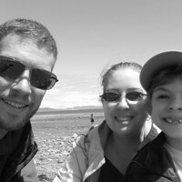 Lydia Tremblay, aux côtés de son fils et de son conjoint, sourit sur la plage.