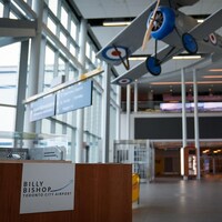 L'atrium vide de l'aéroport Billy Bishop.