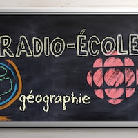 Un tableau noir d'école présente un logo de Radio-Canada et une globe terrestre dessiné à la craie.