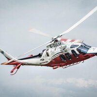 Un hélicoptère d'Airmedic est en plein vol en prévision d'une opération de sauvetage.