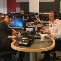 Le vice-président de Radio-Canada, Michel Bissonnette, s'entretient avec Maude Rivard à l'émission Au coeur du monde.