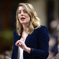 La ministre du Patrimoine canadien, Mélanie Joly, annonce le rétablissement des postes d’agents culturels dans les ambassades.