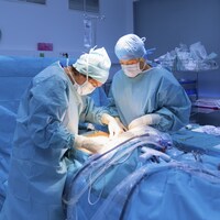 Deux médecins font une chirurgie dans une salle d'opération.