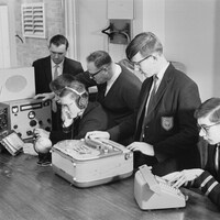 Des étudiants russes manipulent des machines en 1966.
