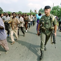 Un soldat français accompagne des recrues hutu au Rwanda, en 1994.