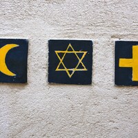 Le croissant, symbole de l'Islam, l'étoile de David des Juifs et la croix chrétienne