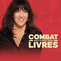 L'animatrice sourit sur un fond rouge.