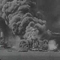 Un panache de fumée monte d'un navire attaqué à Pearl Harbor le 7 décembre 1941.