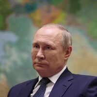Vladimir Poutine devant une carte de la Russie.