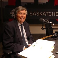 Stephen Kenny est dans le studio de radio de Radio-Canada Saskatchewan.