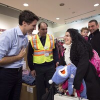 Le premier ministre Justin Trudeau accueille des réfugiés syriens le 11 décembre 2015 à l'aéroport international Pearson de Toronto.