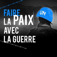 Un soldat, de dos, porte un casque bleu de l'Organisation des Nations unies.