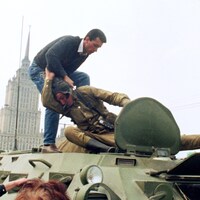 Un manifestant prodémocratie s'en prend à un soldat soviétique après le coup d'État qui a temporairement délogé le dirigeant Mikhaïl Gorbatchev, le 19 août 1991.