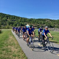 Des cyclistes participant à la Randonnée Vélo Santé Alcoa dans le parc des Pionniers de Baie-Comeau