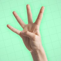 Une main qui montre quatre doigts.
