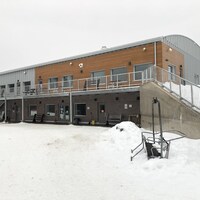Le bâtiment principal de la station de ski Gallix l'hiver.